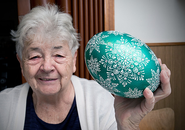 Plzeanka Marie Kuerová si v dchodu nala zálibu v malování kraslic. (2....