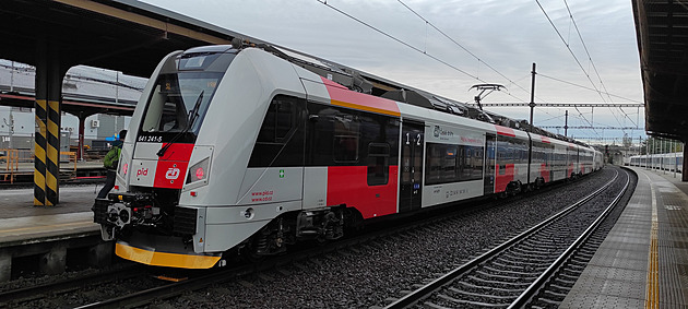 Vlak v Praze srazil muže. Spoje jezdily odklonem