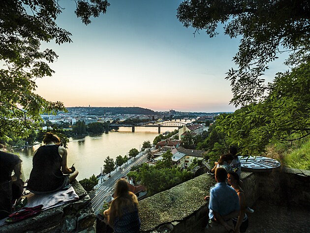 Panorama Prahy a praskch most z Vyehradu