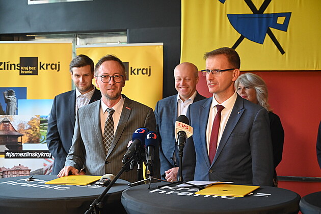 Hejtman Radim Holi z hnutí ANO (vpravo) a lídr Starost Tomá Chmela pi...