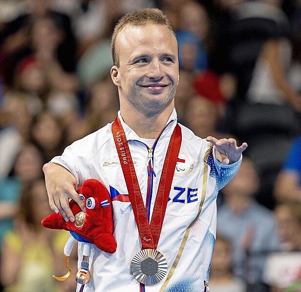 Plavec Arno�t Petrá�ek vybojoval na paralympiád� v Pa�í�i bronz.