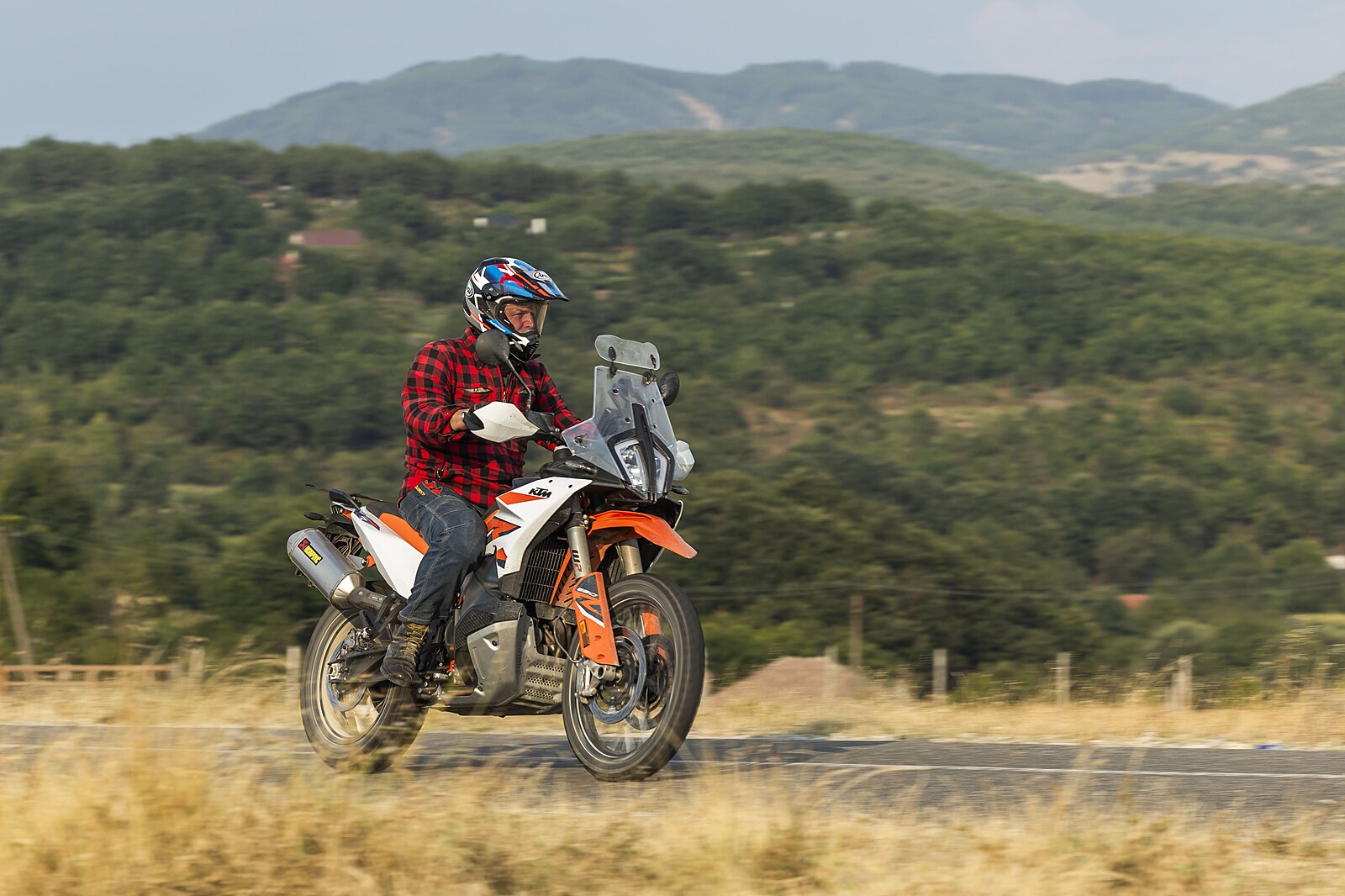 Na summit motorkou? Bavilo by mě to, ale nechci trollit, řekl prezident Pavel