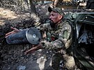 Ukrajinský d�lost�elec z 15. brigády Národní gardy �Kara-Dag� na front� u m�sta...