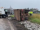 Nehoda dod�vky a n�kladn�ho auta u obce Krup� na Rakovnicku. (8. ��jna 2024)