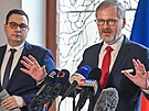 Premiér Petr Fiala (vpravo) oznámil, e ministr zahranií Jan Lipavský (vlevo)...