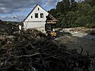 V Holovicch jsou vyplaven destky domcnost. Ti domy ek demolice. Jin...