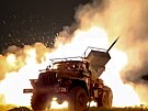 Ruský armádní samohybný raketomet Grad ráe 122 mm odpaluje rakety na...