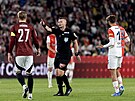 Hlavní rozhodí Ladislav Szikszay v praském derby mezi Slavií a Spartou.