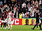 Hlavní rozhodí Ladislav Szikszay ukazuje ervenou kartu v praském derby mezi...