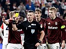 Hlavní rozhodí Ladislav Szikszay v obleení sparanských hrá v praském...