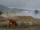 Izraelská mobilní d�lost�elecká jednotka pálí ze severního Izraele na Libanon....