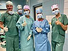 Lkask tm Ortopedick kliniky FNOL, kter jako prvn v esku dokonil...