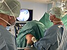 Lkask tm Ortopedick kliniky FNOL pi operaci rottorov manety v rameni.