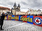 Fanouci Sparty se shromaují na Staromstském námstí, odkud se vydají na...