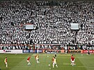 Sladná slavistická tribuna sleduje rozehrávání hrá ped derby se Spartou.