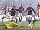 Mojmír Chytil pekonává sparanského brankáe Petera Vindahla.