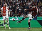 Akci sparanského obránce Martina Vitíka sleduje Luká Provod ze Slavie.