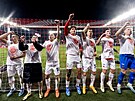 Hrái Slavie dkují fanoukm po vyhraném derby.