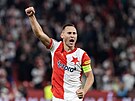 Kapitán Slavie Jan Boil burcuje fanouky.