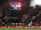 Pohled na fanouky Ajaxu v utkn Evropsk ligy na Slavii.