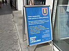 Plak�t p�ed tr�nic� na Zeln�m trhu v Brn� upozor�uj�c� na kon�n� sb�rky na...