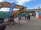 Slavnostn� zah�jen� stavby nov� servisn� haly na havl��kobrodsk�m n�dra��. St�t...