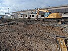 Na plo�e, kde bude nov� servisn� hala v budoucnu st�t, u� za�aly prvn� zemn�...