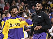 Bronny James a LeBron James v barvách Los Angeles Lakers.