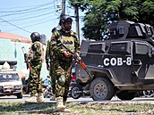 Ketí policisté hlídkují v Port-au-Prince na Haiti. (3. íjna 2024)