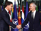 Nový generální tajemník NATO Mark Rutte a jeho pedchdce Jens Stoletenberg...