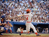 Pete Rose v dresu Cincinnati Reds pi odpalu