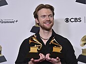 Finneas na cenách Grammy (4. února 2024).