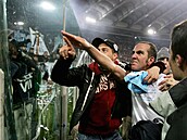 Zdviená pravice. Útoník Paolo Di Canio slaví s fanouky Lazia výhru v...