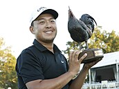 Kevin Yu drí trofej pro vítze Sanderson Farms Championship.