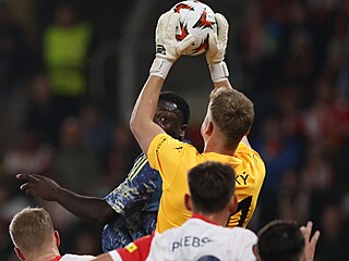 Slávistický branká Antonín Kinský v utkání Evropské ligy proti Ajaxu stahuje...