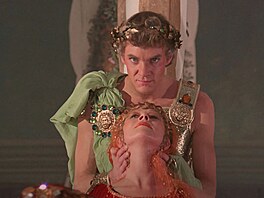 Helen Mirren a Malcolm McDowell ve filmu Caligula z roku 1979.
