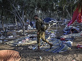 Izraelský voják na míst, kde palestintí ozbrojenci zabili nkolik set...