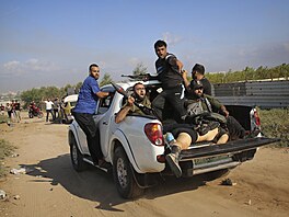 Palestintí ozbrojenci se po útoku na Izrael vracejí do pásma Gazy s tlem ani...