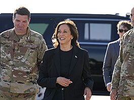Kamala Harrisová b�hem náv�t�vy oblastí zasa�ených hurikánem Helene (5. �íjna...