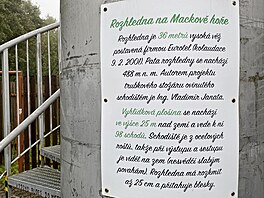 Základnová stanice a vysíla� na Mackov� ho�e slou�ící zárove� jako rozhledna...