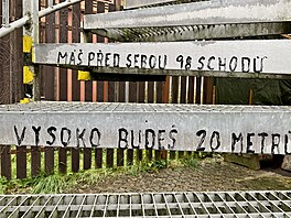 Základnová stanice a vysíla� na Mackov� ho�e slou�ící zárove� jako rozhledna...