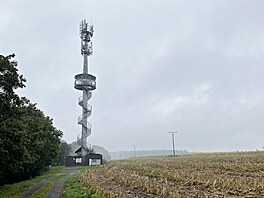 Základnová stanice a vysíla� na Mackov� ho�e slou�ící zárove� jako rozhledna...