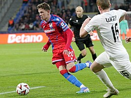 Plzeský záloník Jií Pano se probíjí obranou Ludogorce Razgrad v utkání...