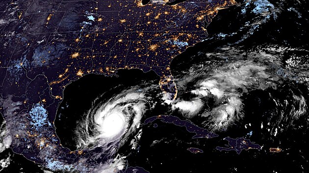 Pohled ze satelitu na hurik�n Milton, kter� se bl�� k Florid�. (8. ��jna 2024)