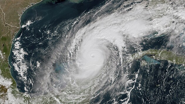 Pohled ze satelitu na hurik�n Milton, kter� se bl�� k Florid�. (8. ��jna 2024)