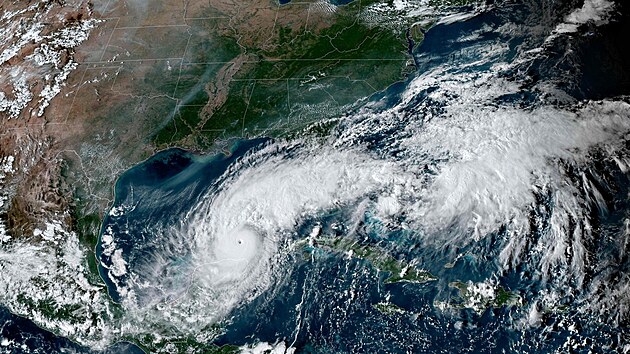 Pohled ze satelitu na hurik�n Milton, kter� se bl�� k Florid�. (8. ��jna 2024)