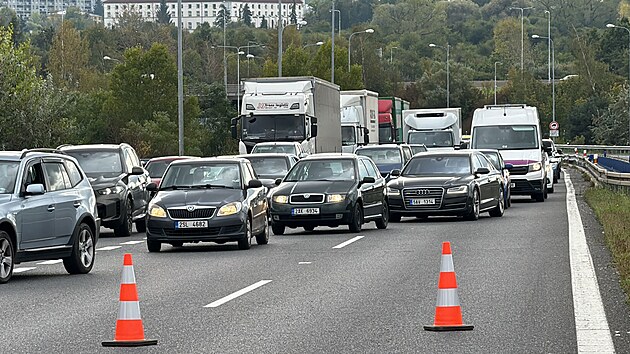 Na 0,5. kilometru dlnice D6 z Prahy do Karlovch Var se srazilo osobn auto s cisternou. (3. jna 2024)