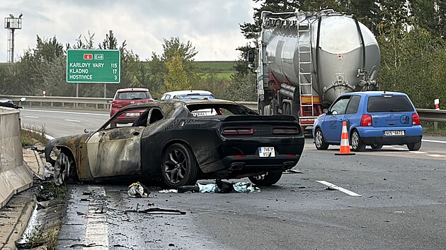 Na 0,5. kilometru dlnice D6 z Prahy do Karlovch Var se srazilo osobn auto s cisternou. (3. jna 2024)