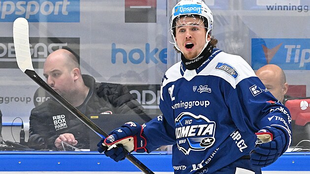 Kristián Pospí�il z Komety Brno se diví svému vylou�ení v zápase hokejové...