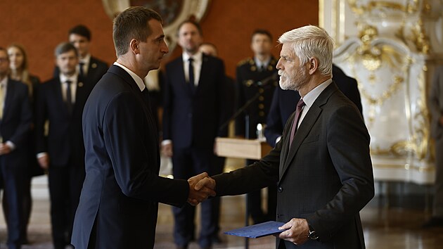 Prezident Petr Pavel jmenoval dva nov� ministry. Nov�m ministrem pr�myslu a obchodu je Luk� Vl�ek a Petr Kulh�nek je ministrem pro m�stn� rozvoj. (8. ��jna 2024)